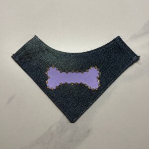 bandana pour chien jean avec os mauve